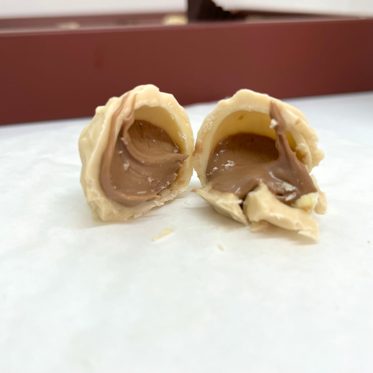 Truffes au lait au chocolat Ema et chocolat blanc fourrées à la crème de noisette - Boîte Joyeux Noël - 250g