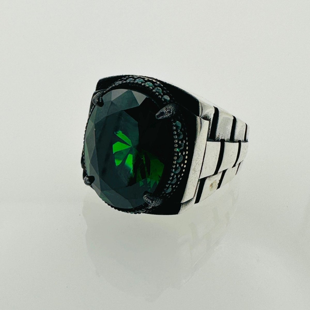 Elegant Emerald Men's Ring - TryAladdin