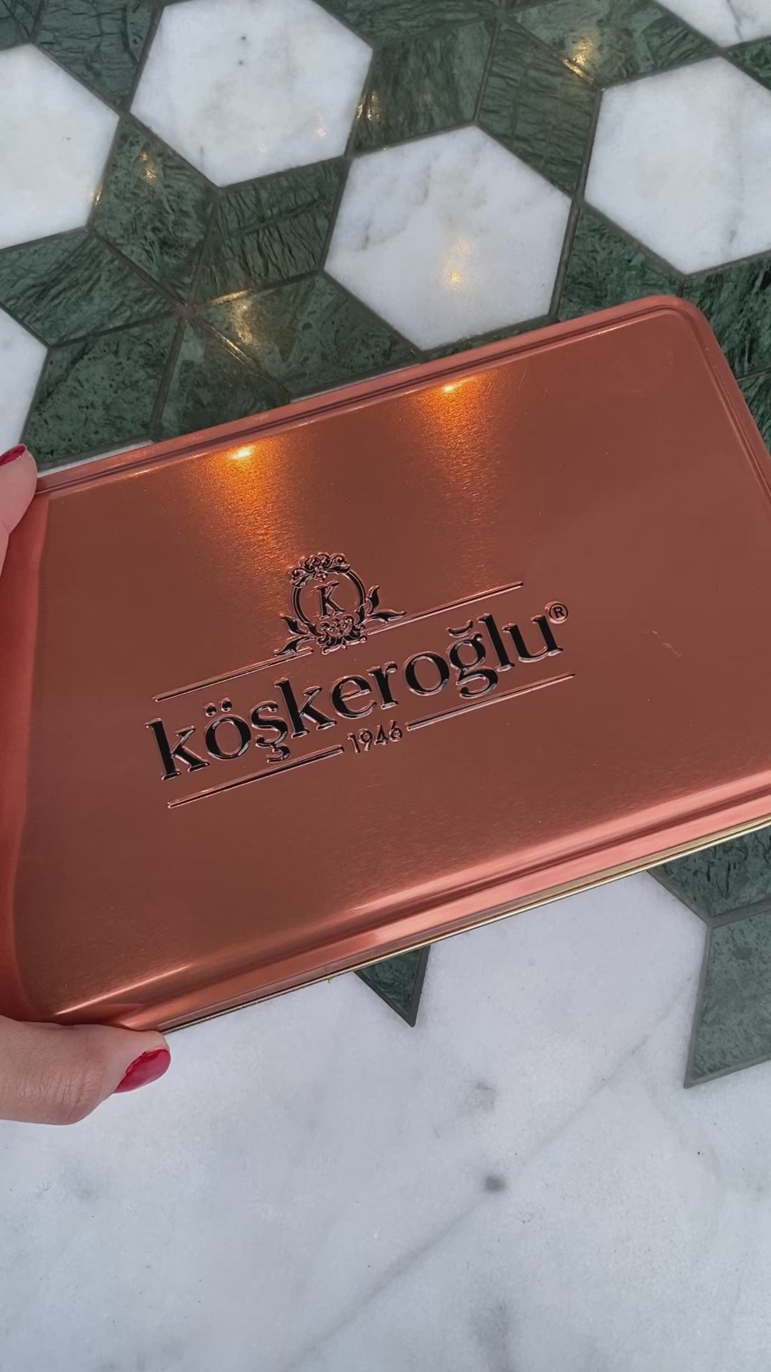 Koskeroglu  | Baklava Carré aux Pistaches dans une Boîte Métallique Cadeau