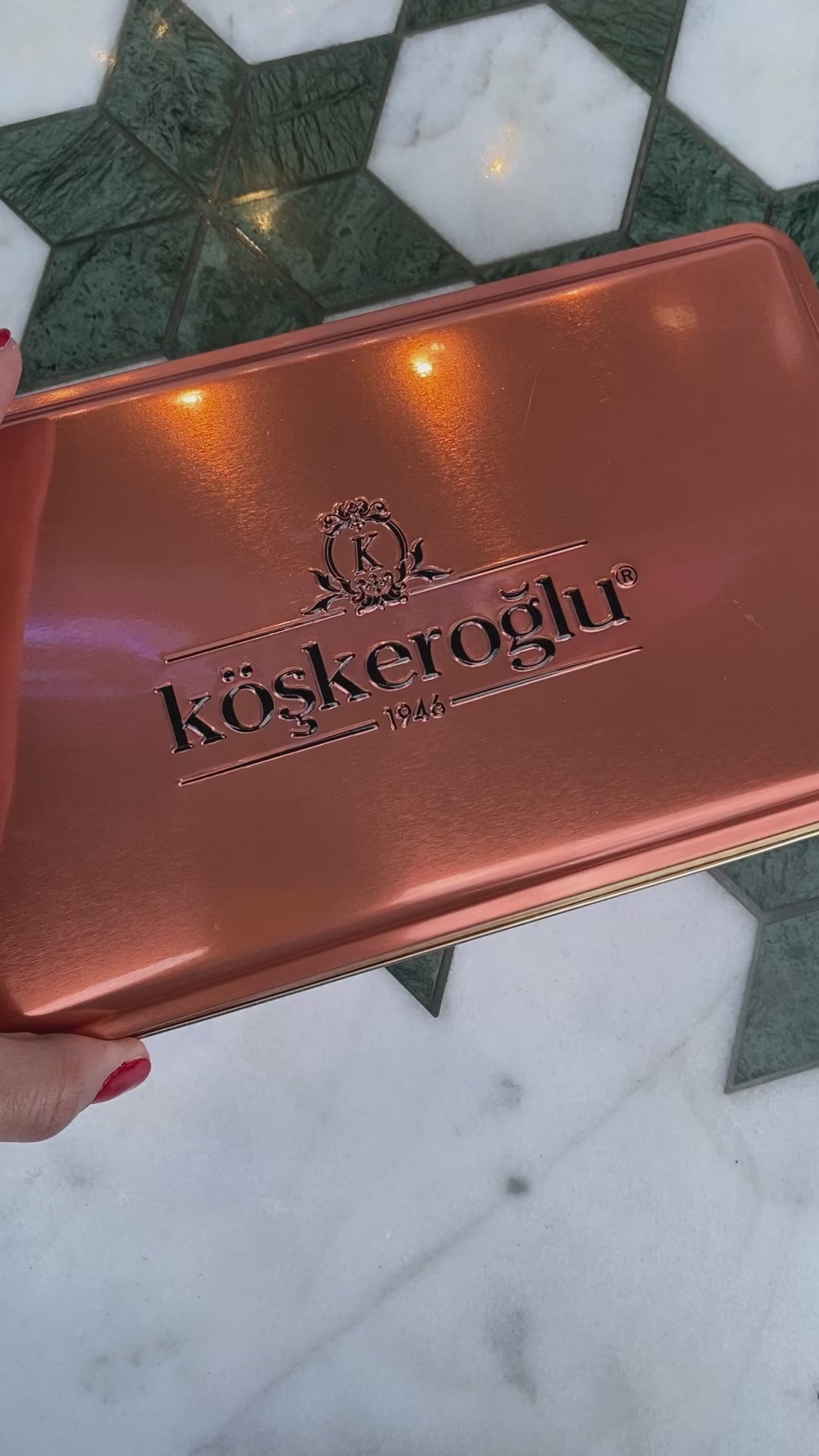 Koskeroglu  | Baklava enroulée d'Antep avec pistaches dans une boîte en métal cadeau