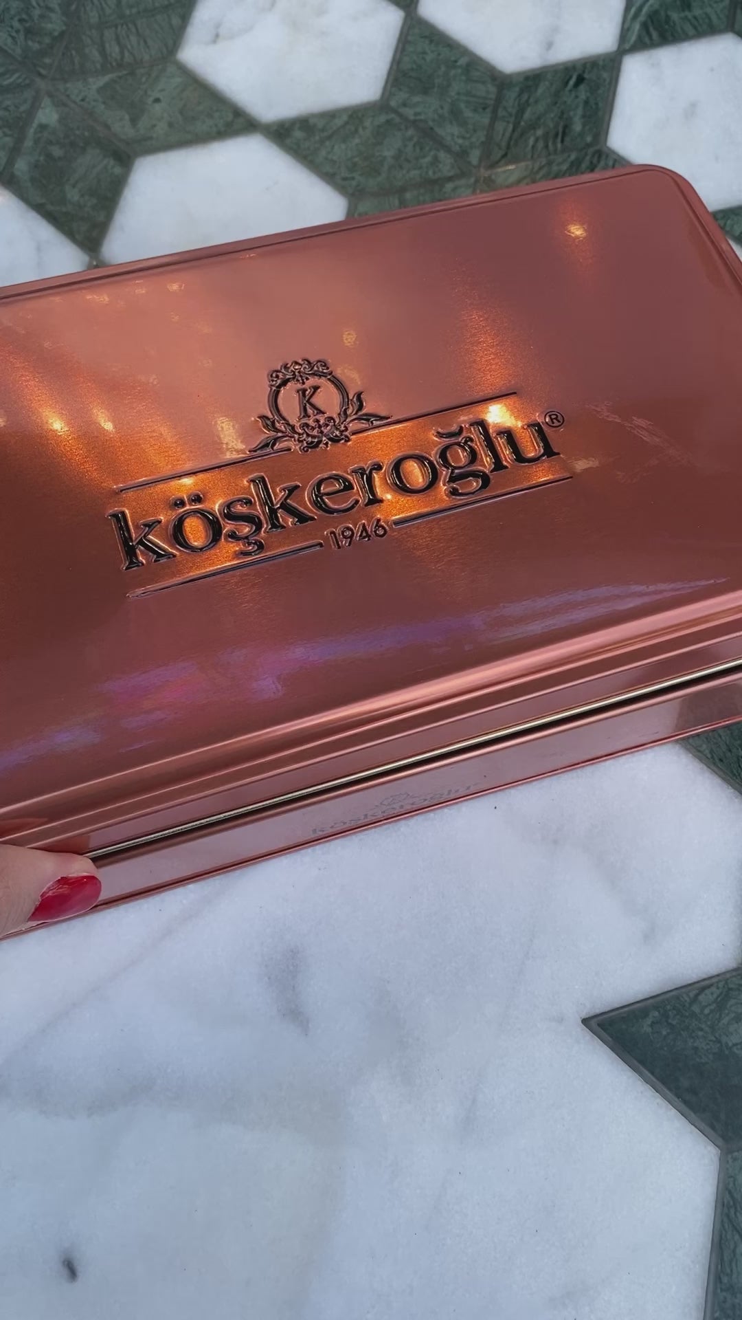 Koskeroglu  | Baklava Prince Spécial aux Pistaches dans une Boîte Métallique Cadeau