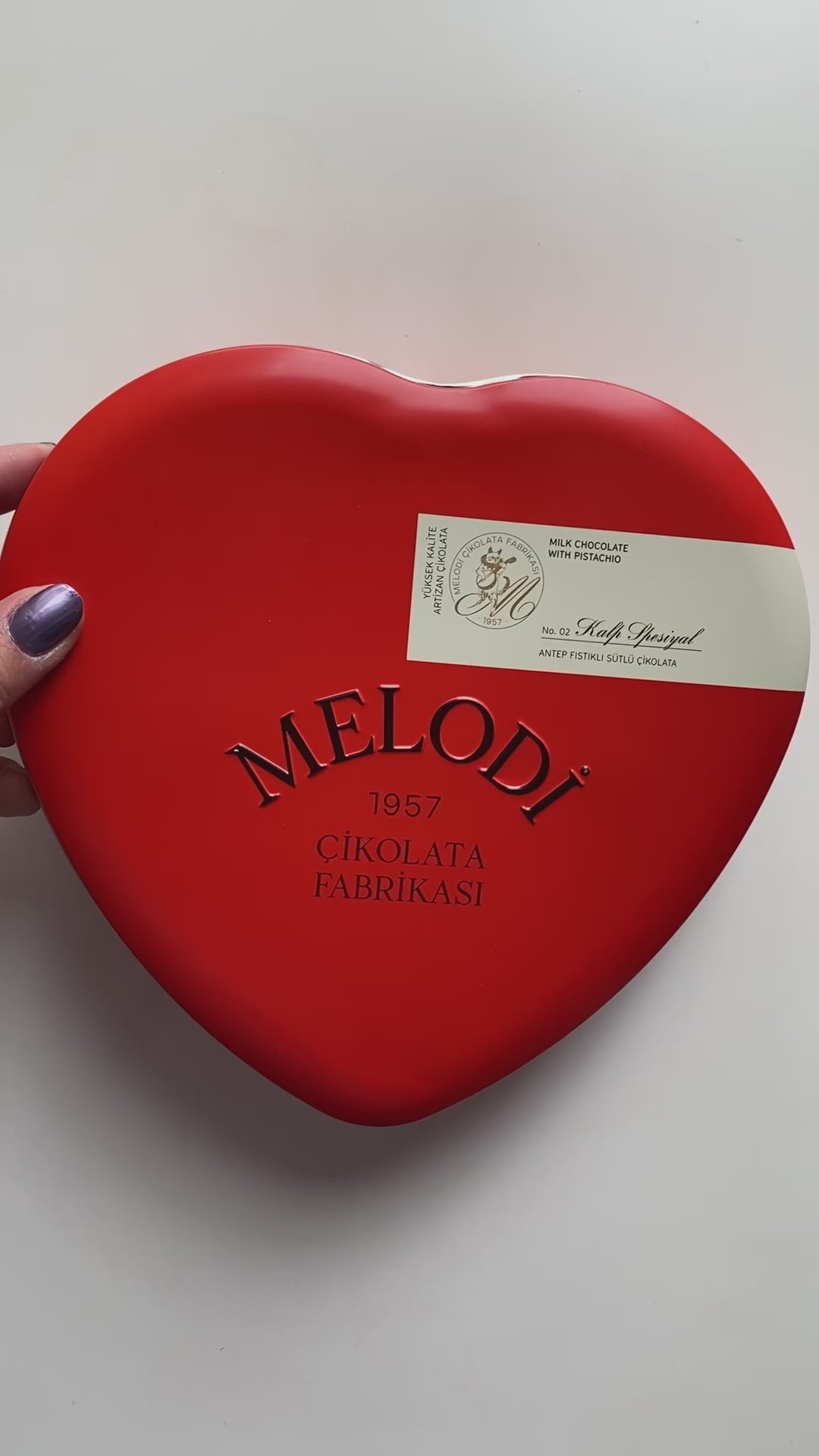 Melodi - Chocolat au lait premium dans une boîte en métal rouge en forme de cœur - 400 grammes | Saint Valentin