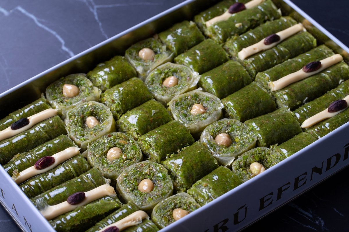 Sukru Efendi 1935 | Green Bliss Baklava with Pistachio in Gift Metal Box (1250gr) - TryAladdin