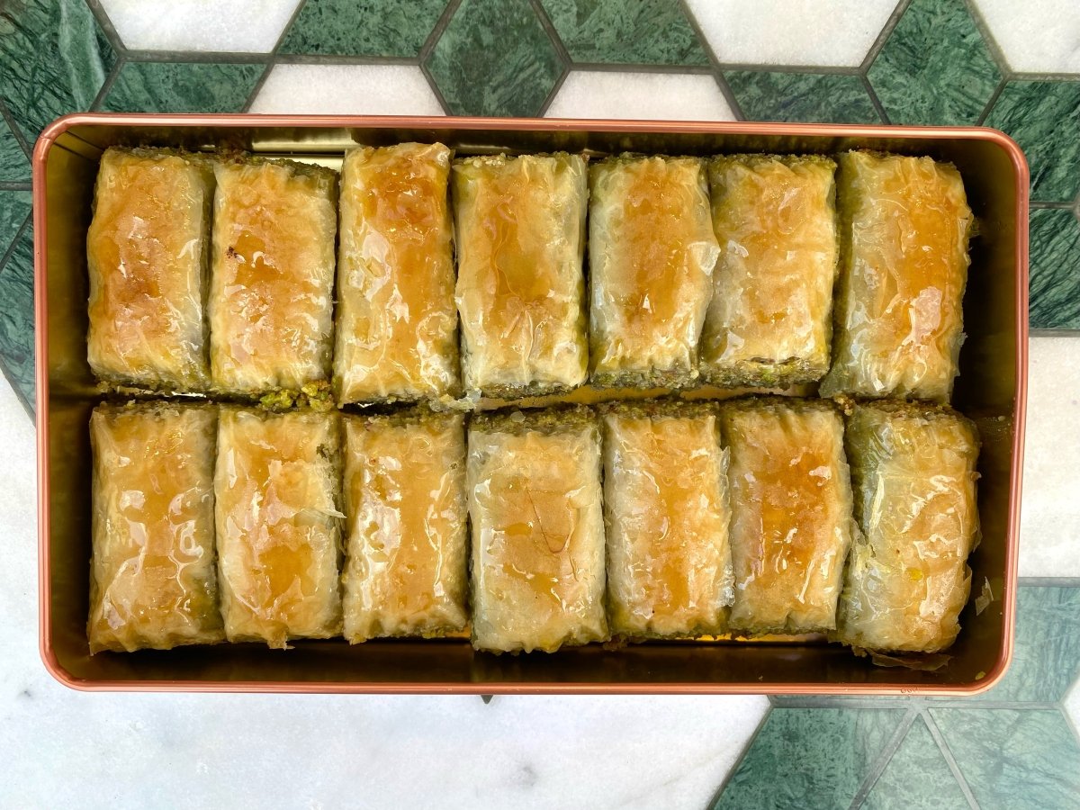 Koskeroglu | Antep Wrap Baklava with Pistachio in Gift Metal Box - TryAladdin